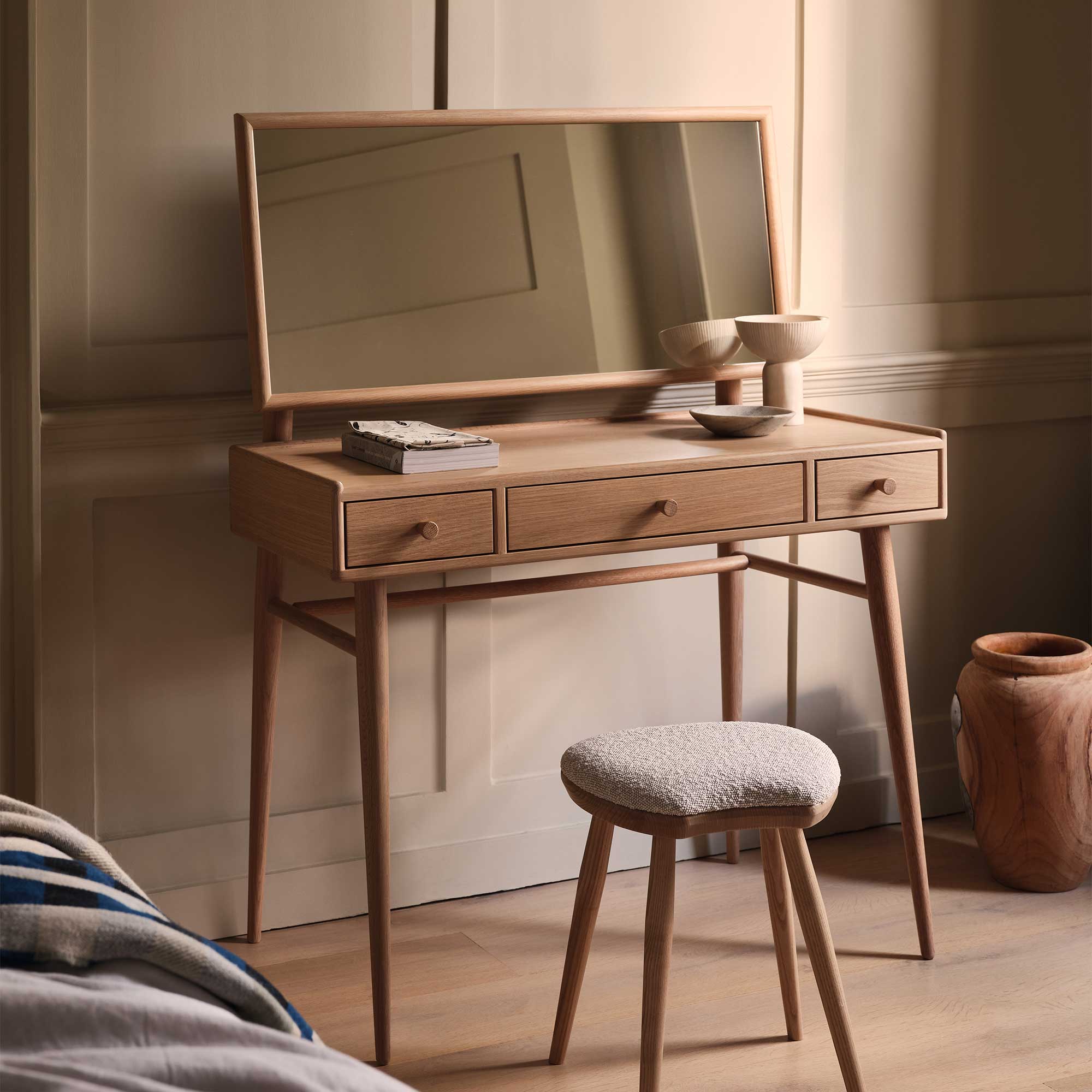 Winslow Oak Dressing Table with a Rectangular Mirror, In DM Natural Finish